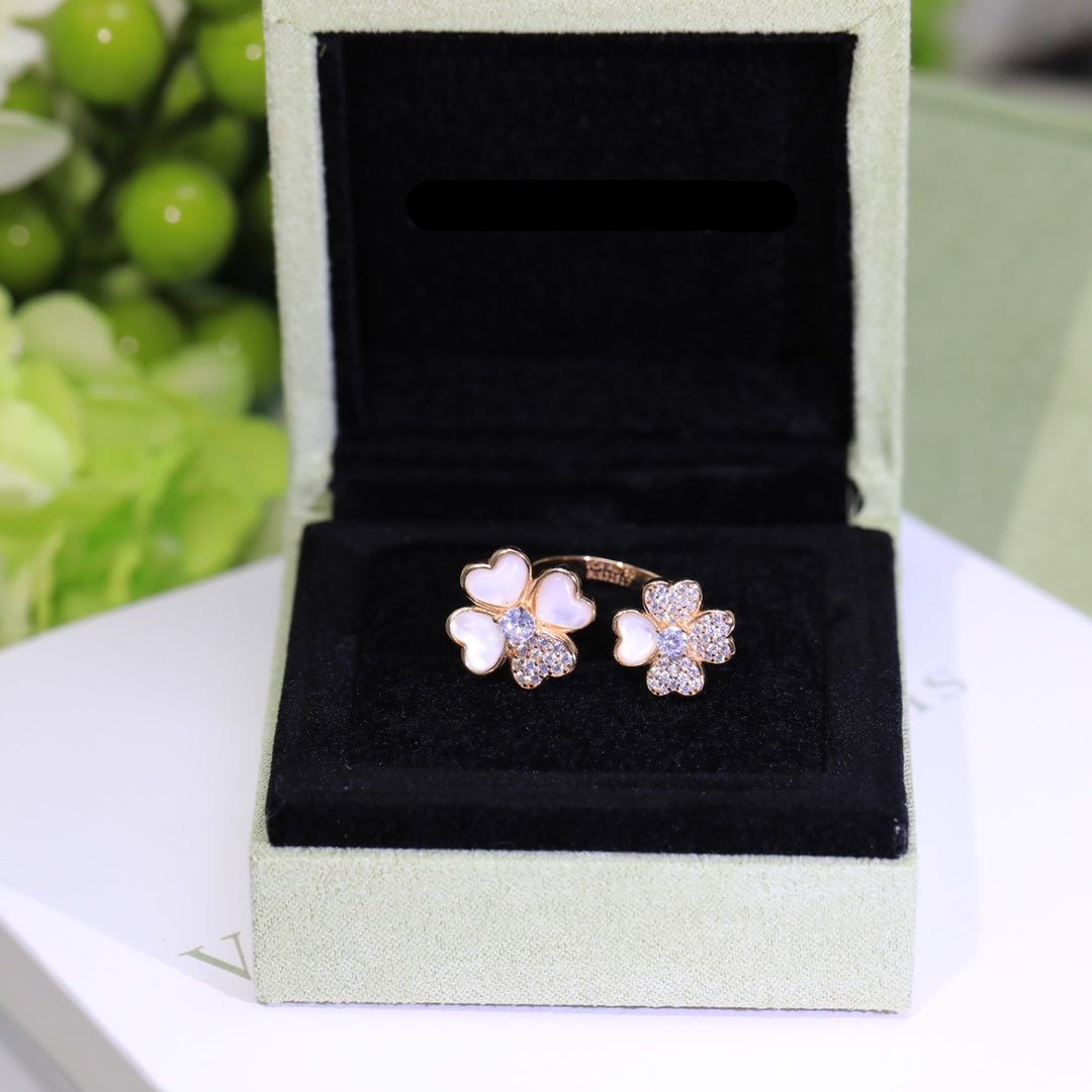 18K Cosmos Between the Finger Diamond Ring