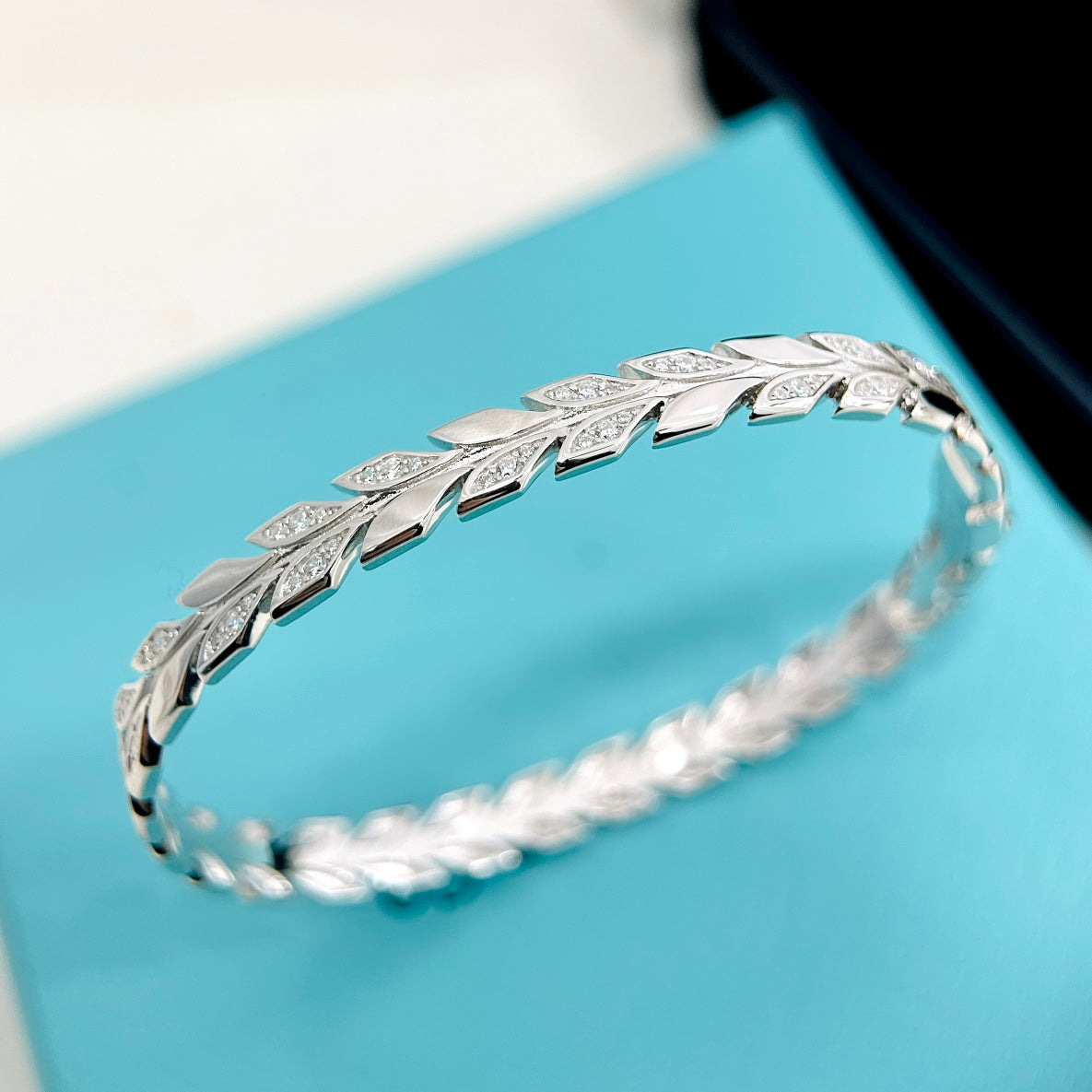 18K T Victoria Vine Diamonds Bracelet